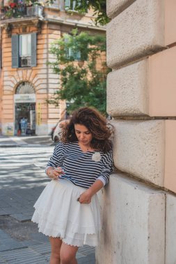 İnsanların hayatındaki kötü alışkanlıklar. Bağımlılık konsepti. İtalya 'da sigara içen kadın