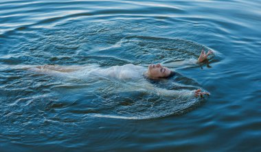 Eski Avrupa büyüsü, Gizemli Pagan sahnesi, göldeki kadın, ayinler. Suda sihirli kehanet, ritüel.