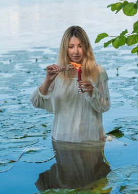Eski Avrupa büyüsü, Gizemli Pagan sahnesi, göldeki kadın, ayinler. Suda sihirli kehanet, ayin