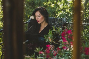 Modern kadın yüzü, zihni ya da düşüncesi. Kadın psikolojisi. Cüppeli kadın evde bir sorun mu var diye düşünüyor.