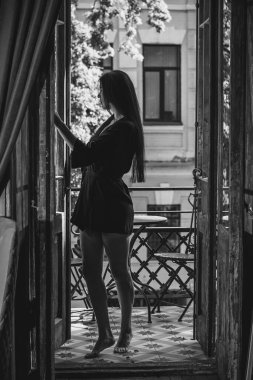 Modern kadın yüzü, zihni ya da düşüncesi. Kadın psikolojisi. Cüppeli kadın evde bir sorun mu var diye düşünüyor.