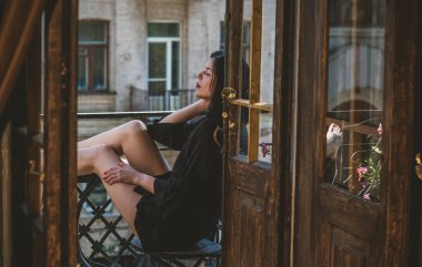 Modern kadın yüzü, zihni ya da düşüncesi. Kadın psikolojisi. Cüppeli kadın evde bir sorun mu var diye düşünüyor.