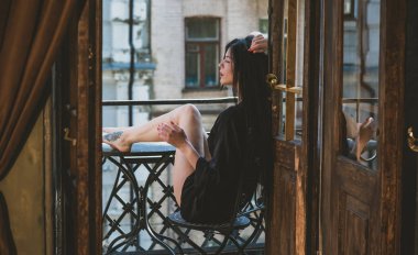 Modern kadın yüzü, zihni ya da düşüncesi. Kadın psikolojisi. Cüppeli kadın evde bir sorun mu var diye düşünüyor.