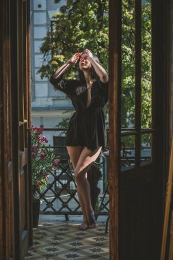 Modern kadın yüzü, zihni ya da düşüncesi. Kadın psikolojisi. Cüppeli kadın evde bir sorun mu var diye düşünüyor.