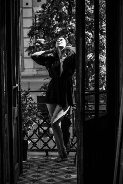 Modern kadın yüzü, zihni ya da düşüncesi. Kadın psikolojisi. Cüppeli kadın evde bir sorun mu var diye düşünüyor.