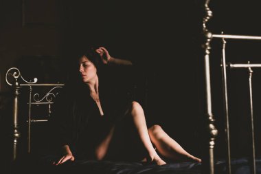 Modern kadın yüzü, zihni ya da düşüncesi. Kadın psikolojisi. Cüppeli kadın evde bir sorun mu var diye düşünüyor.