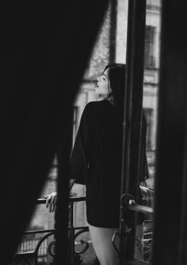 Modern kadın yüzü, zihni ya da düşüncesi. Kadın psikolojisi. Cüppeli kadın evde bir sorun mu var diye düşünüyor.