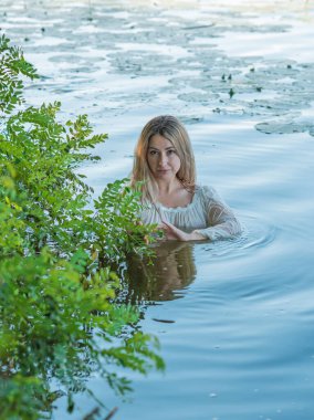 Göldeki doğal görünüşlü kadın. Kadınlık kavramı, doğal ten.