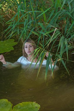 Göldeki doğal görünüşlü kadın. Kadınlık kavramı, doğal ten.
