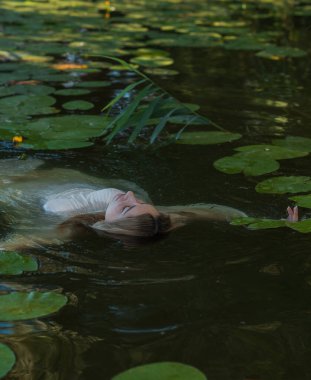 Göldeki doğal görünüşlü kadın. Kadınlık kavramı, doğal ten.