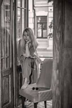 Avrupa 'da Bohem tarzında bir kadın. Bohem tarzı. Bireysellik tarzı.