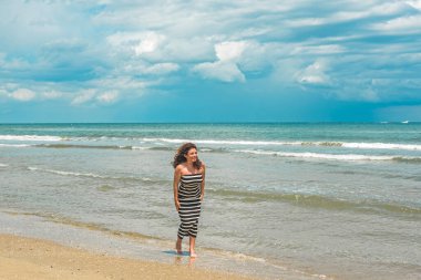 Kumsalda dinlenen esmer Latin bir kadın, yaz tatili, Avrupa gezisi illüstrasyonu, seyahat içeriği