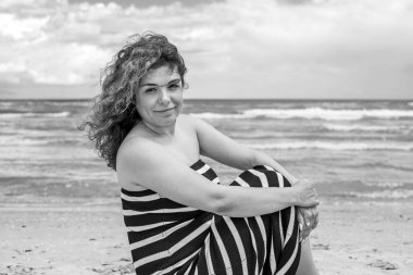 Kumsalda dinlenen esmer Latin bir kadın, yaz tatili, Avrupa gezisi illüstrasyonu, seyahat içeriği