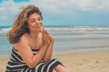 Kumsalda dinlenen esmer Latin bir kadın, yaz tatili, Avrupa gezisi illüstrasyonu, seyahat içeriği