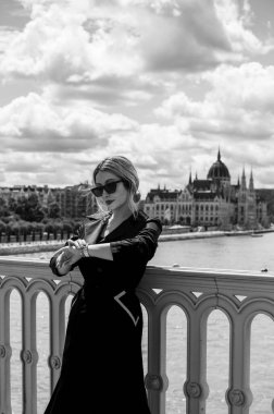 Turizm içeriği illüstrasyonu. Şehir caddelerinin, şehir merkezinin manzarasına çok güzel bir manzara. Budapeşte Tatili