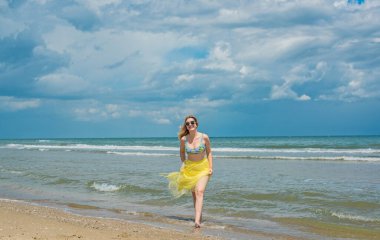 Doğal bir kadının güzellik anlayışı. Sahilde romantik bir kadın.