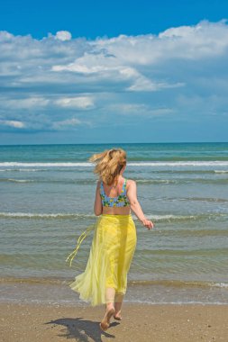 Doğal bir kadının güzellik anlayışı. Sahilde romantik bir kadın.