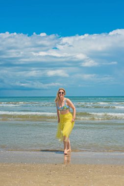 Doğal bir kadının güzellik anlayışı. Sahilde romantik bir kadın.