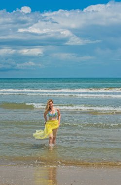 Doğal bir kadının güzellik anlayışı. Sahilde romantik bir kadın.