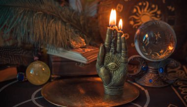 Mihrapta mum yanar, mumlar arasında sihir, temiz negatif enerji, esrarengiz konsept.