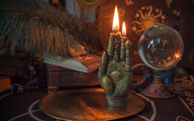 Mihrapta mum yanar, mumlar arasında sihir, temiz negatif enerji, esrarengiz konsept.