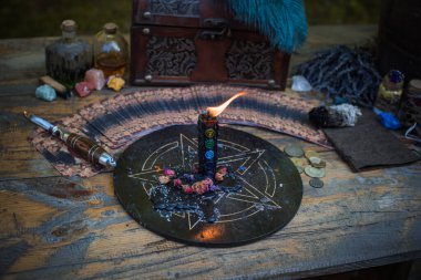 Mihrapta mum yanar, mumlar arasında sihir, temiz negatif enerji, esrarengiz konsept.