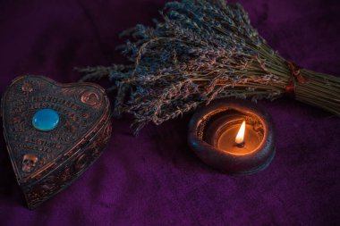 Mihrapta mum yanar, mumlar arasında sihir, temiz negatif enerji, esrarengiz konsept.