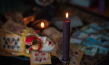 Mihrapta mum yanar, mumlar arasında sihir, temiz negatif enerji, esrarengiz konsept.