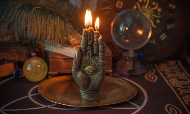 Mihrapta mum yanar, mumlar arasında sihir, temiz negatif enerji, esrarengiz konsept.