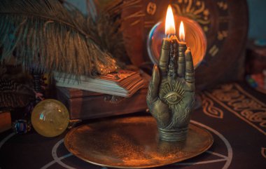 Mihrapta mum yanar, mumlar arasında sihir, temiz negatif enerji, esrarengiz konsept.