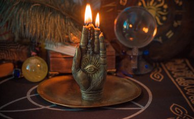 Mihrapta mum yanar, mumlar arasında sihir, temiz negatif enerji, esrarengiz konsept.