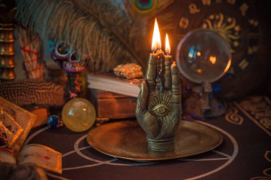 Mihrapta mum yanar, mumlar arasında sihir, temiz negatif enerji, esrarengiz konsept.