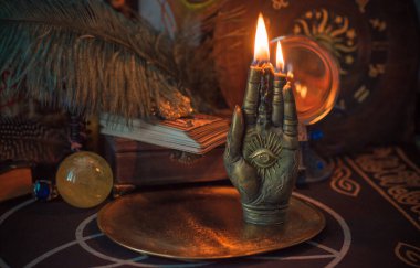 Mihrapta mum yanar, mumlar arasında sihir, temiz negatif enerji, esrarengiz konsept.