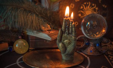 Mihrapta mum yanar, mumlar arasında sihir, temiz negatif enerji, esrarengiz konsept.