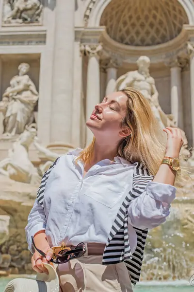 Avrupa şehri Roma 'daki turist, medeniyetin beşiği. Tatil kavramı