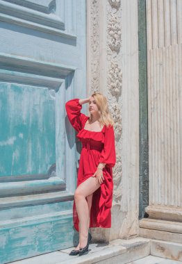 İtalya 'da tatil, Floransa' da romantik kırmızı elbiseli bir kadın. Ziyaret İçin Turist Yerleri