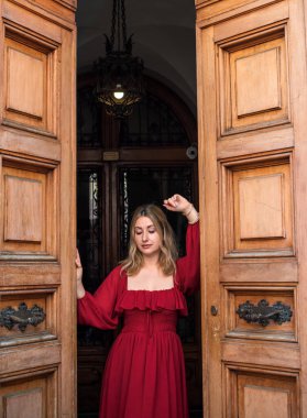 İtalya 'da tatil, Floransa' da romantik kırmızı elbiseli bir kadın. Ziyaret İçin Turist Yerleri