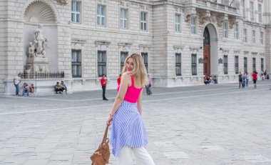 İtalya 'da tatil, Trieste' de kadın. Ziyaret İçin Turist Yerleri