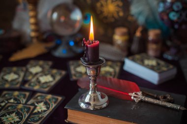 Masadaki tarot kartı, cadıya özellikler, aşk için sihir, sağlık, şans.. 