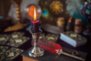 Büyü okulunun konuları... mum ışığı yakın, sihirli şeyler, büyü kitabı karanlık arkaplan