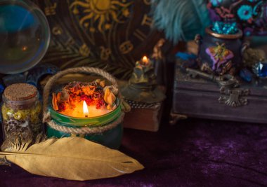 Büyü okulunun konuları... mum ışığı yakın, sihirli şeyler, büyü kitabı karanlık arkaplan