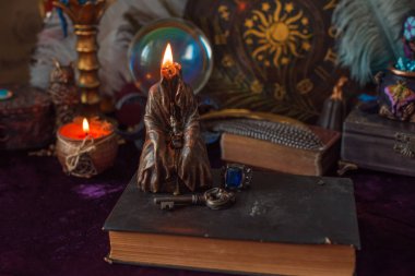 Büyü okulunun konuları... mum ışığı yakın, sihirli şeyler, büyü kitabı karanlık arkaplan