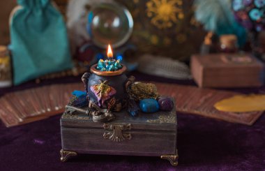 Büyü okulunun konuları... mum ışığı yakın, sihirli şeyler, büyü kitabı karanlık arkaplan