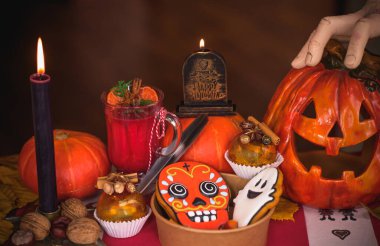 Cadılar Bayramı partisi için başka bir dekorla mum sahnesi, sonbahar tatilleri için tasarım.