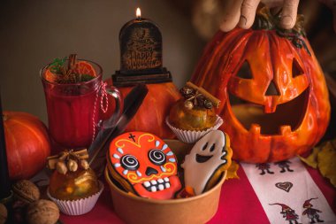 Cadılar Bayramı partisi için başka bir dekorla mum sahnesi, sonbahar tatilleri için tasarım.