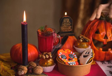 Cadılar Bayramı partisi için başka bir dekorla mum sahnesi, sonbahar tatilleri için tasarım.