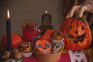 Cadılar Bayramı partisi için başka bir dekorla mum sahnesi, sonbahar tatilleri için tasarım.