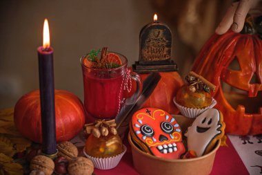 Cadılar Bayramı partisi için başka bir dekorla mum sahnesi, sonbahar tatilleri için tasarım.