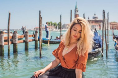 Seyahat konsepti, Venedik 'teki turist kadın illüstrasyonu, açık hava manzarası.