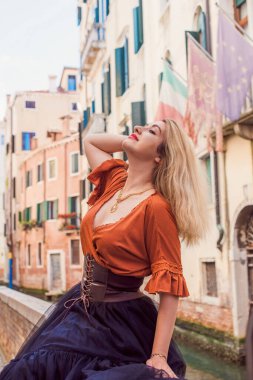 Seyahat konsepti, Venedik 'teki turist kadın illüstrasyonu, açık hava manzarası.